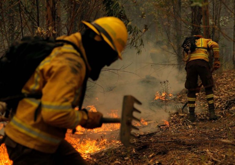 Chile forest fire toll rises, hundreds left homeless