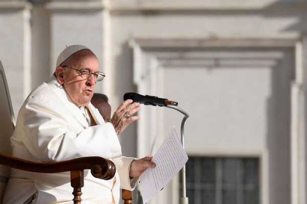 Pope Francis visits children in hospital, will be discharged on Saturday