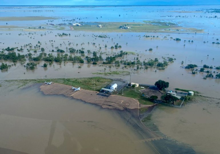 Rescuers airlift residents from remote Australia floods