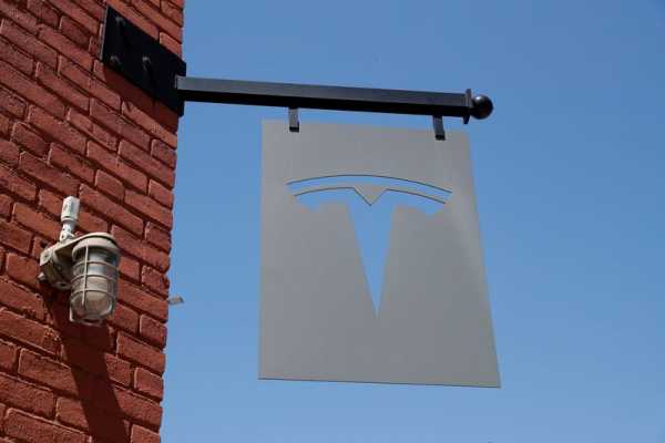 U.S. opens safety probe into Tesla that struck student in North Carolina