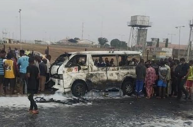 15 killed, burnt beyond recognition in Enugu highway crash