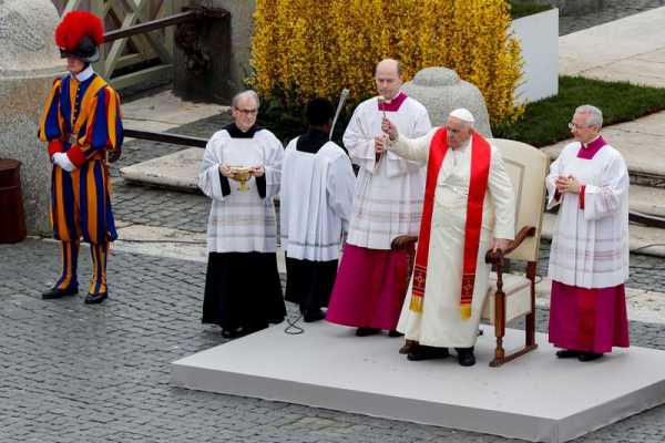 Pope Francis leads Palm Sunday service, bounces back from illness