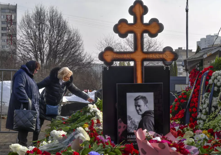 Navalny supporters flock to grave to pay respects, gain hope