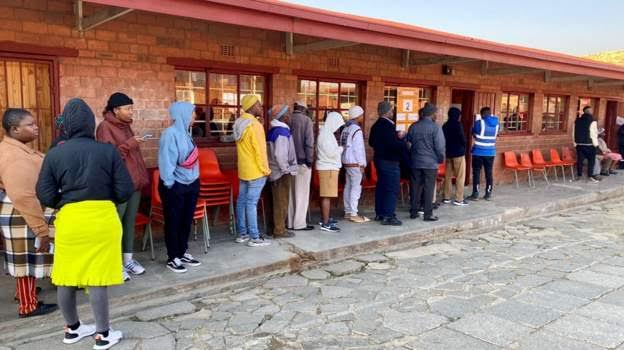 South Africans vote in crucial election