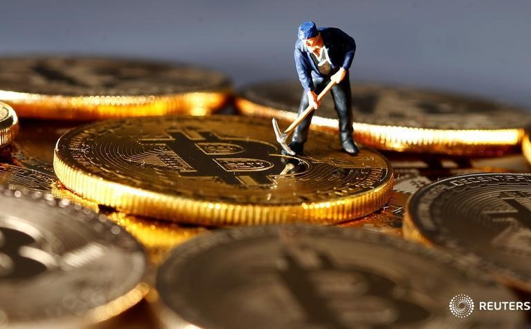 AI-linked bitcoin miners outperform pure-play firms as BTC tumbles: report