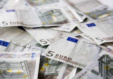 Euro Steady vs Pound, Dollar Despite French Political Crisis